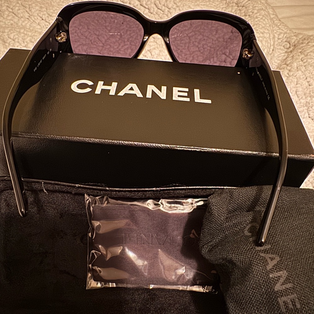 CHANEL Black Sunglasses - Picture 2 of 16